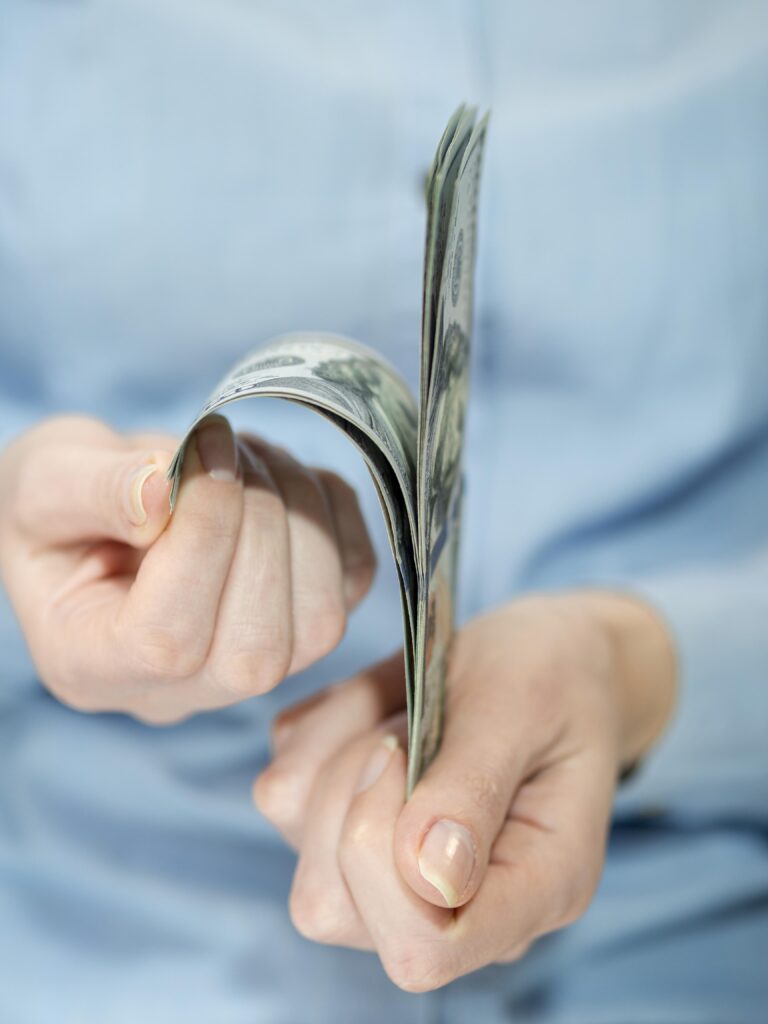 osoba liczy pieniadze